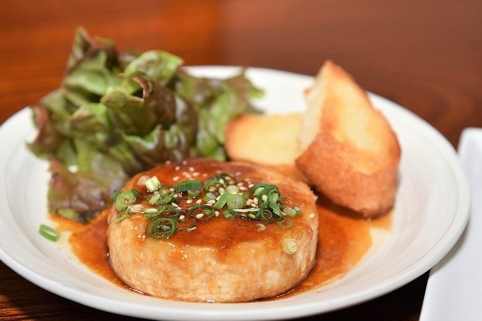 焼きカマンベール～特製ソース掛け～